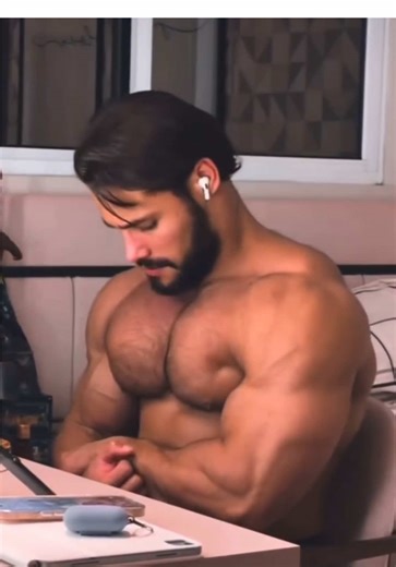 Was it chest day, bro? Huge pecs on @AironMuscle whoa 🤯 #pecbounce #mensfitness #muscleculture #fitmen #bodybuilding