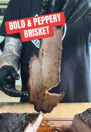 Eiks pääsiäisen kunniaks kerkeis laittaa brisketin tulille! Tein viime kesänä tällasen videon missä yritin tiivistää kaiken olennaisen 1,5 minuuttiin. Atrian Lihakaupasta oli kotimainen Brisket ja Weberin 57 toimi savustusvälineenä. Lepoa se ois kaivannu vielä merkittävästi kauemmin, et ois ollu kunnolla mureeta. Mut maistu noinkin. tässä vielä muutama lisätarkennus mitä en muistanu tai ehtiny videolla sanoa: Rasvakerros on siis vaan lihan päälipuolella, mut rubi laitetaan toki joka puolelle lih