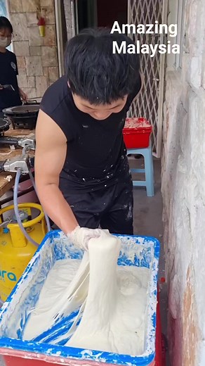 This place in Sitiawan, Perak, Malaysia has been making traditional popiah skin by hand for over 40 years! 😱 📍Kampung Baru Kampung Koh, Sitiawan, Perak, Malaysia 🇲🇾 Send Stars 🌟 to support Amazing Malaysia #viralreels #originalvideo #Perak #Sitiawan #malaysia #foodhunter #foodie #perakfoodhunter #lifestyles #AmazingPerak #AwesomePerak #AmazingMalaysia #AwesomeMalaysia | Amazing Malaysia