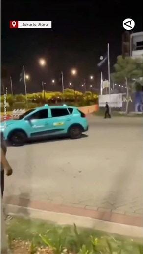 Two green taxis crash into each other in PIK, allegedly while fighting over passengers
