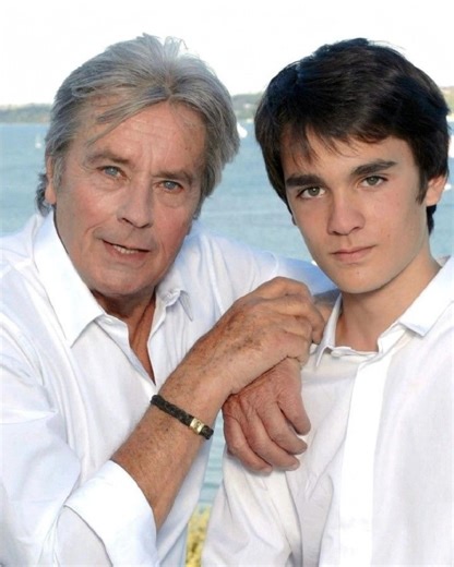 “Alain Delon’s death was peaceful… but his fortune sparked war” 💔🔥 His children are now clashing over a will that may have been changed when he was no longer of sound mind. See the family drama unfold in the comments below 👇📸 | Interesting Stories