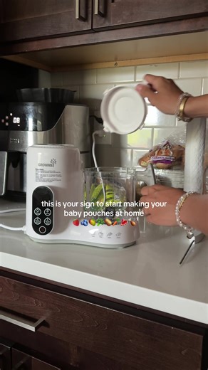 Making Homemade Baby Purees with Grownsy Maker