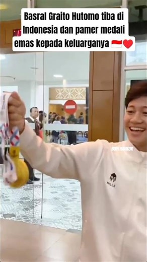 Momen Bahagia Basral Graito tunjukkan medali emas SEA Games kepada keluargany saat tiba di Indonesia