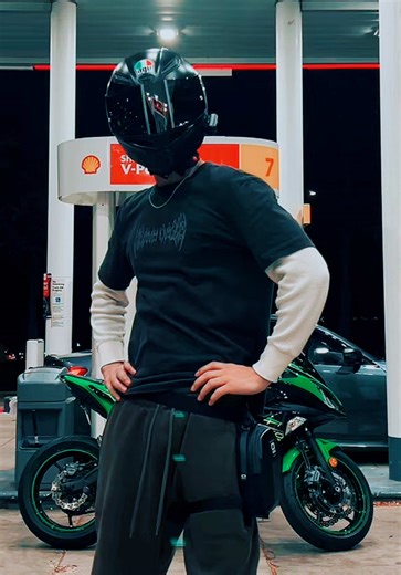 WTF is this😧 #viral #motorcycle #trending #hollister #dance I’ve been wearing Hollister for years this fit never misses. @hollister