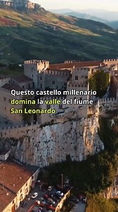 🏰 Il CASTELLO DI CACCAMO, incastonato tra le colline siciliane, affascina con la sua imponente struttura medievale e le suggestive viste panoramiche. Un luogo dove la storia prende vita, tra leggende e misteri. 📅 Visita il nostro sito e scopri tutte le VISITE GUIDATE in SICILIA! 📹 Video di: @david_drone_landscapes #Caccamo #CastelloDiCaccamo #TesoroDiSicilia | Sicilia Segreta