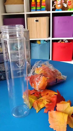 Stimuler les sens des enfants avec les bouteilles sensorielles, avec leurs jolis couleurs elles emerveillent les tous petits ! Inspirées de la pédagogie montessori elles sont une parfaite activité qui va stimuler le dévelioppement auditif mais également visuel de l'enfant Elles sont également idéales pour recentrer et calmer les émotions ! | Maman Enjoy