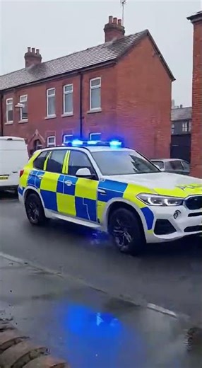 British Cop BMW X5 Lights Up Suburban Junction – Raw Footage of Urgent Turn