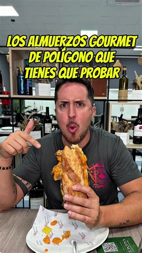 🚨 ¡EL ALMUERZO GOURMET DE POLÍGONO QUE TIENES QUE PROBAR! 🤤🔥 Si eres de los que disfruta de un buen almuerzo, apunta este sitio porque merece muchísimo la pena. Fuimos después de verlo en Instagram y la verdad es que superó nuestras expectativas. Desde la oreja cocida y terminada en el Josper, acompañada de chimichurri, hasta unos bocatas brutales llenos de sabor. Mi favorito fue el de entrecot de lomo alto, pero El Fondente, con el queso raclette fundido en la mesa, también es un auténtico e