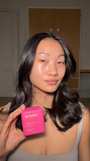 Glass skin in 20 minutes? Introducing the NEW Bio-Collagen Radiance Facial Mask from BYOMA 🩷✨ Working at lightning speed, this innovative, peel-off mask is supercharged by three essential lipids to firm, refine texture and reveal a renewed, revitalised radiance. SHOP NOW https://bit.ly/3ZrPdmu | Cult Beauty