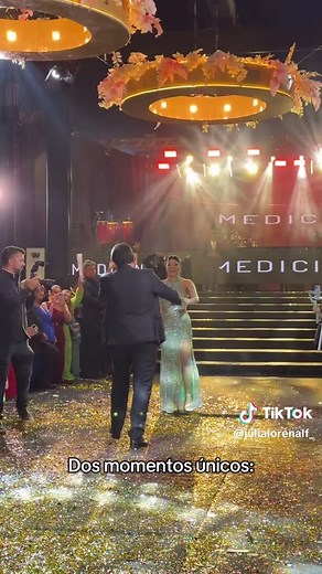 Entrada emocionante na formatura com música especial