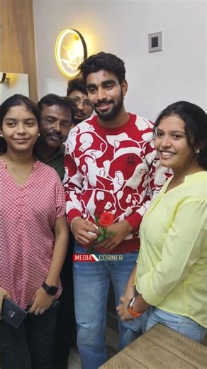 కళ్యాణ్ కి ప్రపోజ్ చేసిన లేడీ ఫ్యాన్స్ #biggbosstelugu9 #pawankalyan