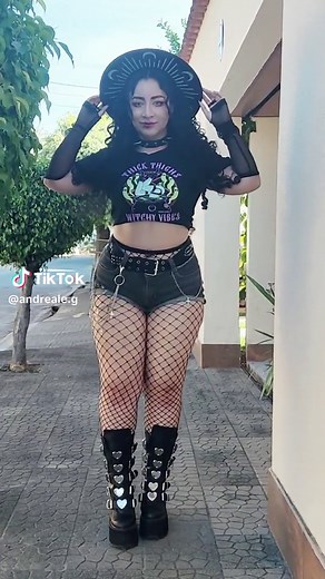 Gothic Outfit Ideas for Curvy Alt Girls