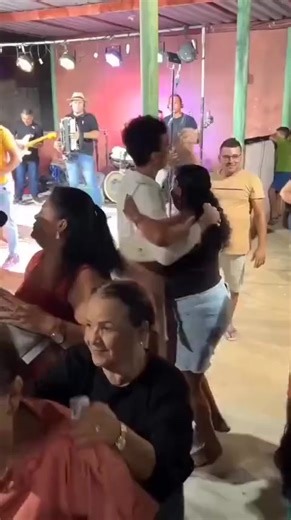 4.2K views · 199 reactions | Acabei de iniciar meu desafio, dançando, usando #dancandochallenge! fazer um vídeo dançando Toque na hashtag para ver meu desafio. O desafio irá de August 22 até September 22. Mal posso esperar para conferir o que vocês têm para compartilhar! | letisgo humorista | Facebook