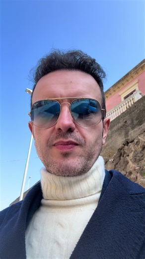 🚧 Messina NON è una città. È un percorso a ostacoli. Il sindaco si è dimesso. Le buche no. Le strade fanno schifo. Le perdite d’acqua durano giorni. I lavori? Rifatti male. Sempre. E noi paghiamo. Tasse. Bollette. E pure la pazienza. Questa non è sfortuna. È incapacità. Toppe su toppe. Asfalto a puzzle. Zero programmazione. Zero controlli. AMAM apre. Chiude male. E sparisce. Ora siamo in campagna elettorale. Promesse. Sorrisi. Solite facce. Ma la città è questa. 👇 Volete continuare con le topp