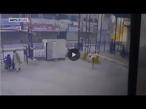 WATCH: The Moment Suicide Bomber Attacked Pakistani Forces HQ In Peshawar | Peshawar Blast