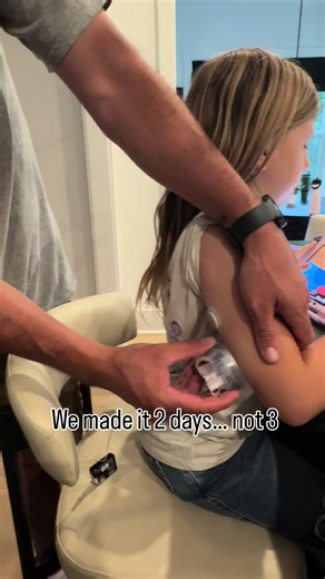 Time for an early site change! 😅 Arya officially used all of the insulin in her pump cartridge a full day earlier than expected. Normally, she uses around 30 units over 3 days, but this time she burned through those same 30 units in just 2 days. As we’ve been making adjustments to her insulin-to-carb ratios and basal rates to help keep her blood sugars in range, her insulin needs have definitely increased. That’s the reality of Type 1 Diabetes—what works one week may not work the next. So today