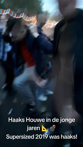 Dit jaar gaan we nog haakser dan haaks! 📐💣 De basis is al vroegtijdig gelegd... #raw #rawstyle #haaks #houwe #komjagen #klaplong #pienaandeerm #supersized #outdoor #klaplong