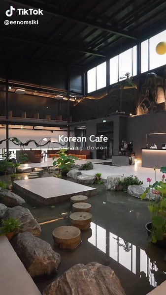 폭포가 흐르는 일월오봉도 아래 커다란 수공간과 녹음진 마당을 거닐 수 있는 카페☕️ ‘아리랑도원’이란 이름처럼 곳곳에 한국적인 아름다움이 연출되어 있으며, 퓨전 한식으로 구성된 브런치, 죽마고우와 일장춘몽 등 사자성어를 붙인 원두 등에서 그 컨셉이 고스란히 드러나는 듯하다. 📍 아리랑도원 ㅣ Arirang Dowon 🏷 경기도 용인시 처인구 통삼리 603 (603, Tongsam-ri, Cheoin-gu, Yongin-si) 🕰 매일 10:00 - 21:00 #용인카페 #서울근교카페 #카페투어 #대형카페 #koreancafe #seoulcafe #cafe