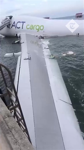 🔴 Plane skids off runway into sea at Hong Kong airport Emirates cargo plane crashes into airport security car during landing, killing two staff members Read more: https://www.telegraph.co.uk/world-news/2025/10/20/two-dead-hong-kong-airport-plane-skids-off-runway/ | The Telegraph