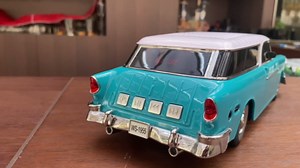 Retro car-shaped Bluetooth speaker, high-definition sound quality, TWS pairing, multiple interface outputs, truck model Bluetooth speaker, suitable for desktop decoration, parties, beach (WHITE)