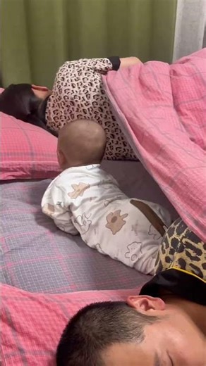 It's so cool to take care of the baby in reverse. You can sleep or not! #HumanCubs#Cheating yo