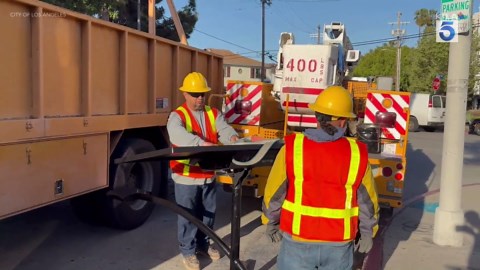 More solar-powered streetlights installed in Los Angeles