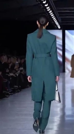 Clean Catwalk Loop: Walk, Turn, Pose, Repeat