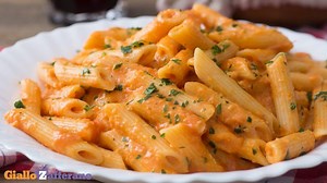 PASTA ALLA VECCHIA BETTOLA 😍😋 Fa venire l’acquolina in bocca solo a sentirne il profumo! QUI LA RICETTA https://ricette.giallozafferano.it/Pasta-alla-vecchia-bettola.html | Giallozafferano