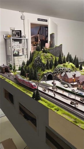 H0 Modellbahn. Fahrt mit dem Lint auf der Nebenbahn. Sonderzug P8 auf der Hauptbahn.