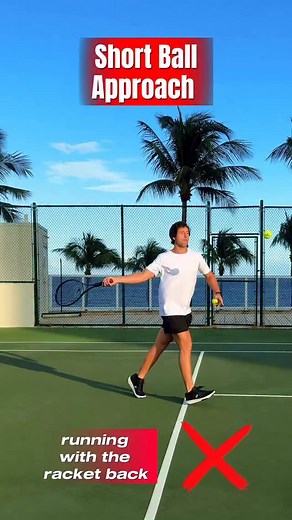 ✋If you run directly to the ball with your racket already back, you tend to face the net the whole time. That makes it harder to judge spacing and to control balance when you finally swing. 👍 When you turn your shoulders and hips (unit turn) before moving, you’re essentially “loading” your body to hit. This gets your hitting side ready early, so you can focus on spacing and timing as you approach the ball — rather than trying to turn at the last second while moving. #tennismatch #tenniscoach #t