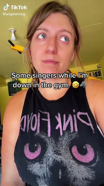 Howlers gotta howl. #wolfdogs #wolfdogsoftiktok #wolfdoglife #howling #howlingwolf #howlingdog #howl #dogs #dogsoftiktok