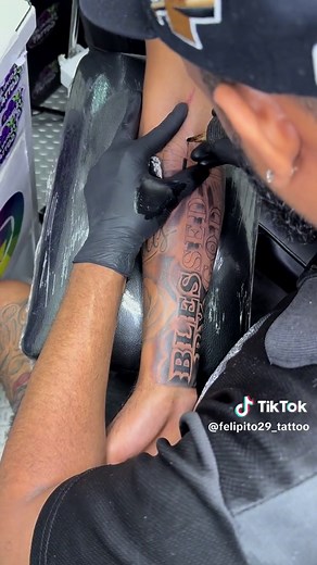 Tatuaje Letras Blessed por Dios en el Brazo: Significado y Estilos