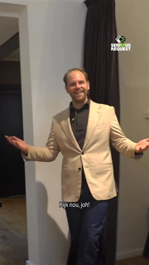 NPO 3FM | We want more on Instagram: "Dat ‘pekske’ kon natuurlijk echt niet meer, daarom is 3FM-dj Ivo nu in een nieuwe tijdloze klassieker gestoken door deze held uit Den Bosch. 🫶 Morgenochtend komt hij zijn overheerlijke dampende espresso bezorgen bij het Glazen Huis. #3fm #sr25 #glazenhuis #spierenvoorspieren"