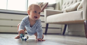 8 meses: prontinho para engatinhar e explorar a casa