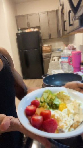 4.5K views · 39 reactions | Discipline in the kitchen. This is my “prettiest meal” so I choose to share this one most of the time. The others are basically “chicken/turkey + rice” 路‍♀️ #fblifestyle #reelsfyp #reelsviralシfb #nijahtyler # | Nijah Tyler | Facebook