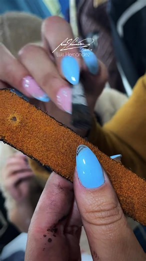 Trabajando duro por y para ti! En #LuisHernándezLeather nos fijamos en cada detalle. Hacemos prendas únicas y personalizadas totalmente. Con todo el amor del mundo. Una familia. Una comunidad. 🖤🤘🏽 #foryou #customized #bogota #chaquetas