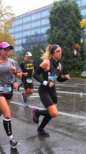 Les différentes séances côtes que tu dois connaître : 1️⃣Les côtes courtes pour explosivité et puissance ➡️ 10 à 15 × 15 à 20 secondes en sprint, récup redescente en marchant (côte : 5 à 8 % de pente) 💡Astuces : garde les bras actifs, buste légèrement penché, regarde loin ! 2️⃣ Les côtes moyennes pour le cardio et la force ➡️ 8 à 10 × 45 secondes à 1 min, récup en descente en trottinant (côte : 4 à 6 %) 💡Astuces : garde une foulée dynamique mais contrôlée 3️⃣ Les côtes longues pour l’endurance