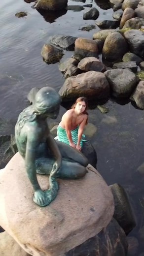 Made ya Look! ☺️🤗 #thelittlemermaidstatue #thetravelingmerman #denlillehavfrue #havfrue #mermaidsarereal #theoriginalmermaid #arielthelittlemermaid #shello #mermaidobsession #mermanmagic #sirenas #sailormoonmusic #makenai #makenaisailorstars #sailorstar #sailormoonsad #denmarktravel2022