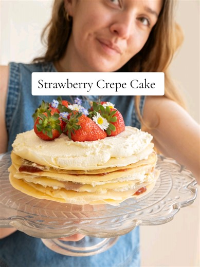 Strawberry Crepe Cake 🥞 YES PLEASE 😍 Such a simple cake that looks impressive but it's actually really easy to put together! Recipe below 👇🏻 500g plain flour (I used GF) 600ml whole milk 2 eggs Oil, for frying 300ml double cream 200g mascarpone 50g icing sugar, sifted Strawberry jam, I used @fearne_and_rosie Strawberries Edible flowers Heat oil in a pancake pan, add the flour to a bowl and mix in the eggs and milk until you get a smooth batter. Make the crepes using a ladleful of batter. Lea
