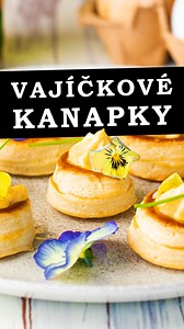 Vajíčkové kanapky🥚 Recept na vynikající a hlavně vizuálně lákavé jednohubky z listového těsta a v nich lahodný vajíčkový krém jemně dochucený pivem. Zajímavá kombinace, kterou si zamilujete! Tak je zkuste také: SUROVINY: Košíčky z listového těsta: - 250 g listového těsta - 1 žloutek Vajíčkovo-pivní krém: - 6 vajec - 50 ml piva - 1 ČL dijonské hořčice - 1 citron - rostlinný olej - 1 ČL mleté uzené papriky - sůl - pepř - pažitka na ozdobu POSTUP: Vajíčkovo-pivní krém: 1. Čtyři vejce uvařte natvrd