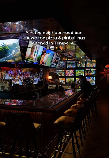 A retro new arcade bar pizzeria has opened in Tempe, Arizona! ⚡️🍕 Night Owl Tempe is a blended concept of The Little Woody, Ziggy's Magic Pizza Shop, and Stardust Pinbar. In a cozy and nostalgic atmosphere, they serve delicious New York Style pizza by the slice or pie, smash burgers, and wings. The drink menu, carefully curated by their mixologists, offer an impressive selection of unique an creative concoctions including favorites like Saguaro Slammer and Little Woody. 📍 You can visit Night O