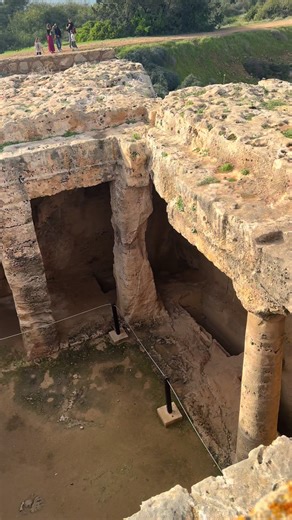 La Tomba del Re di Pafos, situata a Cipro, è un’importante struttura archeologica risalente al IV secolo a.C. È nota per la sua architettura monumentale e per i suoi affreschi ben conservati. #cipro #historytime #cyprus