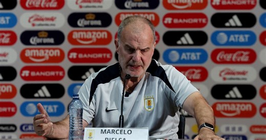 Bielsa habló durante una hora y 45 minutos para anunciar que sigue en Uruguay: por qué se considera “tóxico” y los roces internos