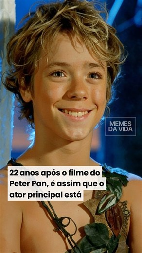 Memes da vida on Instagram: "Jeremy Sumpter ficou mundialmente conhecido ainda adolescente ao interpretar Peter Pan no filme lançado em 2003. Com apenas 13 anos, ele assumiu um dos personagens mais icônicos da literatura e marcou uma geração. O longa contou com nomes que depois ganharam ainda mais destaque, como Jason Isaacs, que viveu o Capitão Gancho e George Darling, e se tornou um ponto de virada definitivo na vida do jovem ator. 👨‍👩‍👧 Após o sucesso, Sumpter seguiu atuando no cinema e na