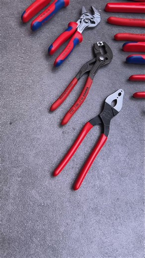 Specialty Pliers from KNIPEX Part 1: The Pliers Wrench with Textured Jaws 86 05 150 S02 You’re already familiar with our pliers wrenches. With their smooth jaws, they’re ideal for gentle assembly on sensitive surfaces. But sometimes you just need a bit more grip — for example when handling smooth workpieces made of plastic or hard rubber. That’s where the pliers wrench with textured jaws comes in. The added surface roughness provides extra traction and even lets you open cable ties with ease. Di
