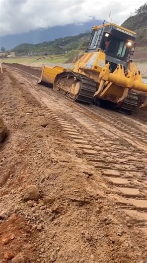 Mira como este operador de bulldozer deja este terreno listo para la construcción #construction #ingenieria #bulldozer #viralvideo | Mundo Truck Simulator