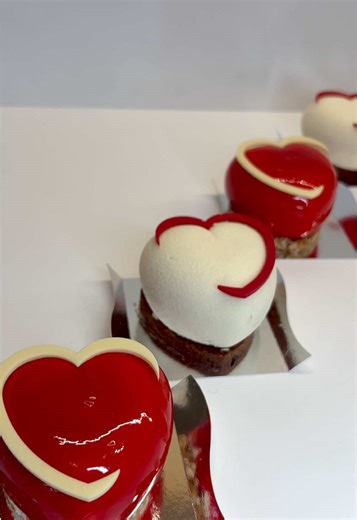 Pour la Saint-Valentin, laissez parler la gourmandise ✨ 🤍 Version Cœur Blanc : Noisette • Shortbread • Caramel vanillé • Mousse vanille ❤️ Version Cœur Rouge : Coco • Amandes & framboise • Mousse coco • Fruits rouges . . #saintvalentin #patisserie #gateau #95 #coeur