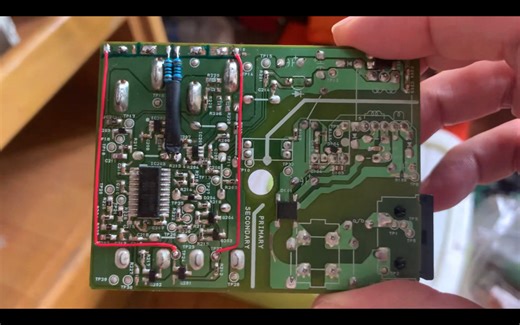 索尼cs2a充电器都说它不错 但是只有一颗指示灯不能显示两个电池的单独充电状态比较蛋疼 今天咱们就折腾一波给它改双灯显示！