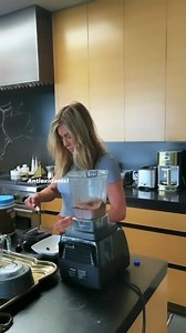 Jennifer Aniston sips this smoothie every morning for ageless skin. Get the full recipe here —> https://bit.ly/3gXVArF (Video via Instagram/jenniferaniston) | Well Good