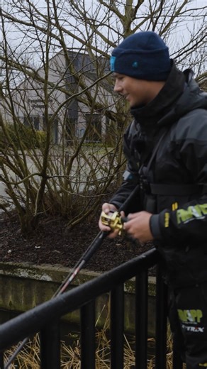 🎥Niet veel later vangen we een beul van een snoek! 105 cm en moddervet! Je ziet het in de volledige video👇 #frapp | Roofmeister